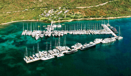 marina-cala-dei-sardi-vista-aerea-golfo-di-cugnana-ormeggi-costa-smeralda