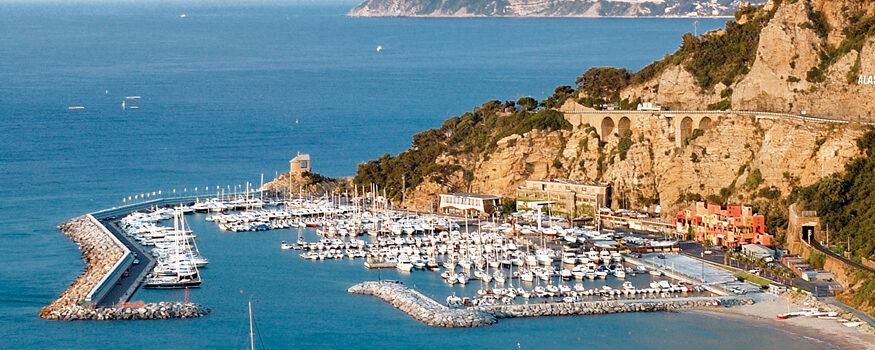 marina-di-alassio-in-lguria-vista-del-promontorio-con-la-scritta-alassio