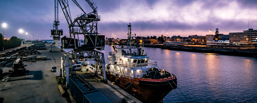 barca da lavoro ormeggiata al porto di sera Regime Iva e Adempimenti dichiarazione in alto mare