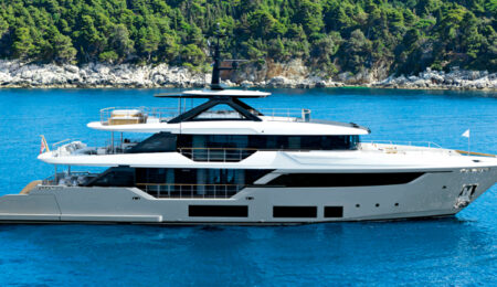 Custom-Line-Navetta-38-in-mare-di-profilo