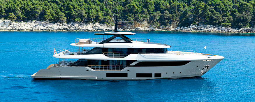 Custom-Line-Navetta-38-in-mare-di-profilo