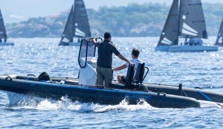 Gommone-in-mare-durante-i-Mondiali-di-Vela-Innovativa e blue village