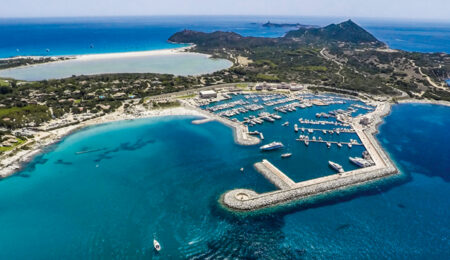 marina-di-villasimius-porto-con-vista-dall-alto-mare-blu-e-spiagge-sardegna