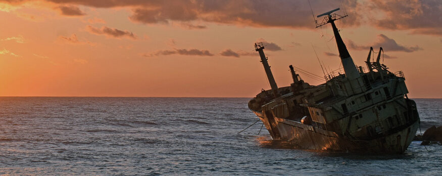 polizze corpi nave-in-mare-tramonto