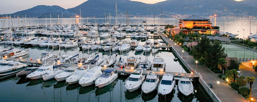 PORTO-LOTTI-ORMEGGI-YACHT-E-SUPERYACHT-AL-TRAMONTO-CON-SOLE-ALL-ORIZZONTE