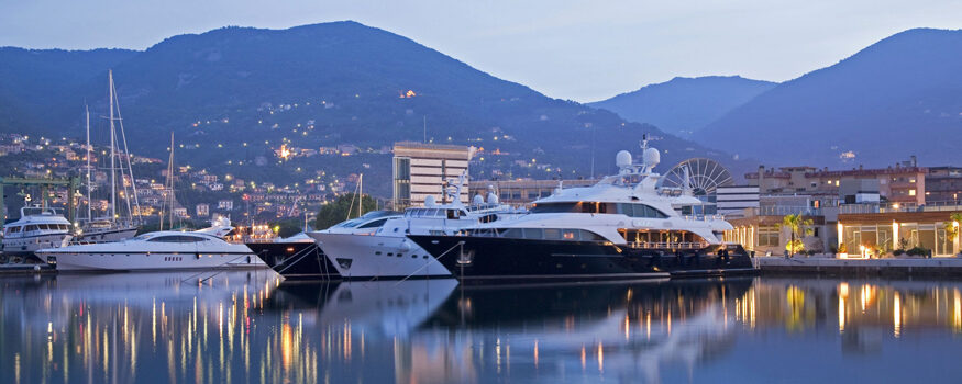 porto-mirabello-ormeggio-yacht-e-superyacht-liguria-di-sera-tramonto