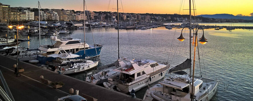 marina-capo-d-anzio-lungomare-al-tramonto-con-barche-ormeggiate